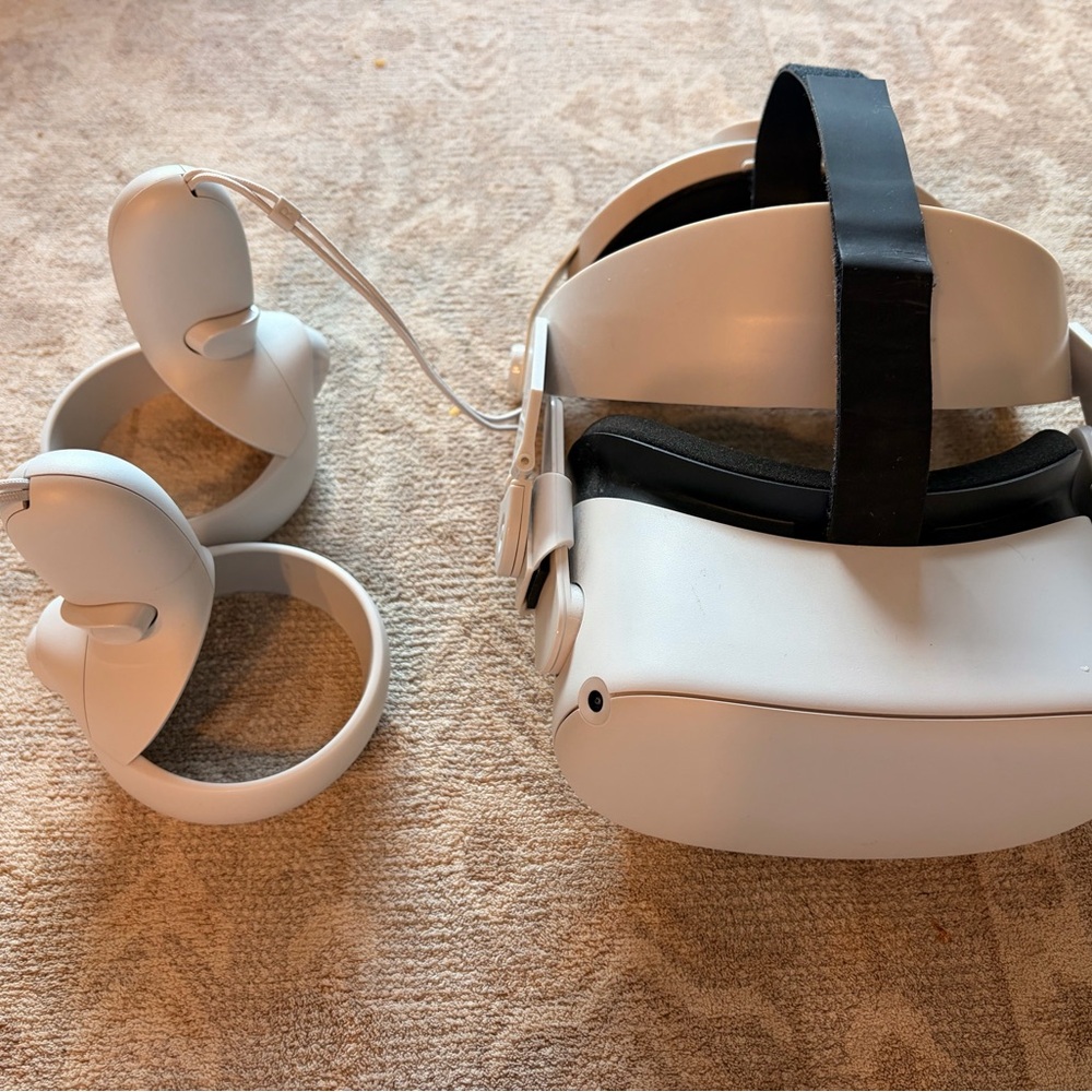 Quest 2 VR Headset and Controllers